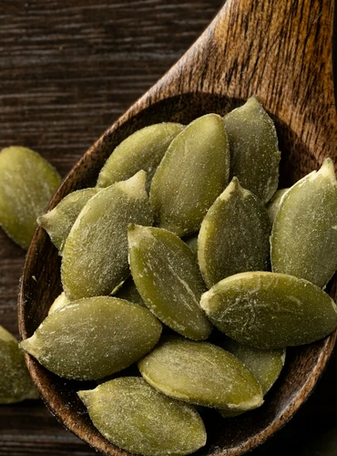 pestki dyni na&nbsp;drewnianej łyżce