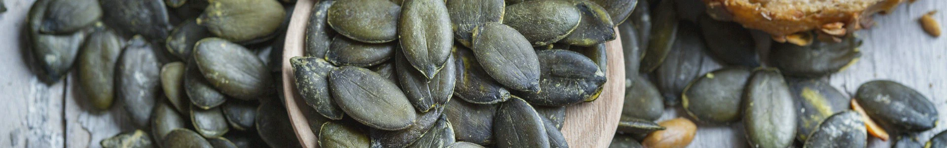 pestki dyni na drewnianej misce