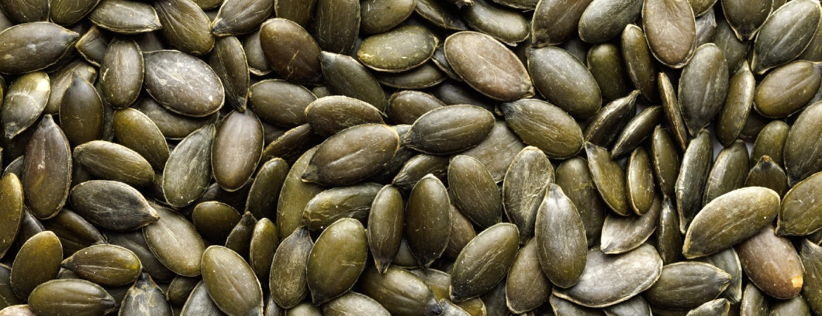 pestki dyni na białym tle